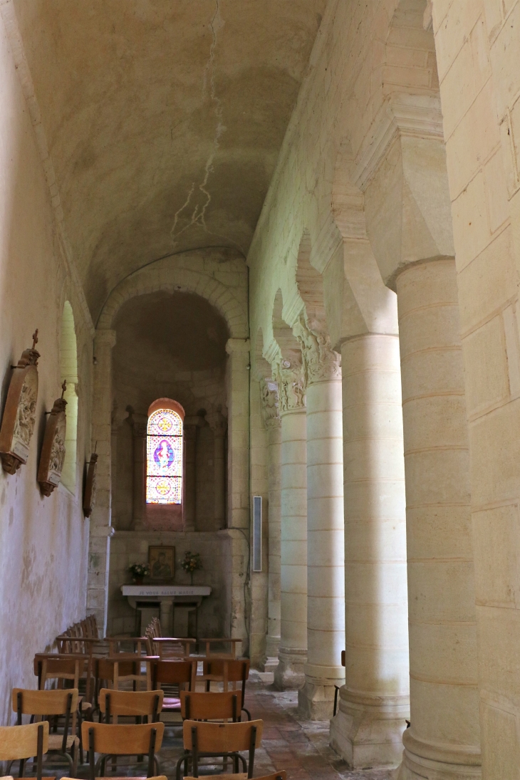 Eglise Saint Genou (ancienne abbatiale). Intérieur du bas côté du Sud vers l'est. - Saint-Genou