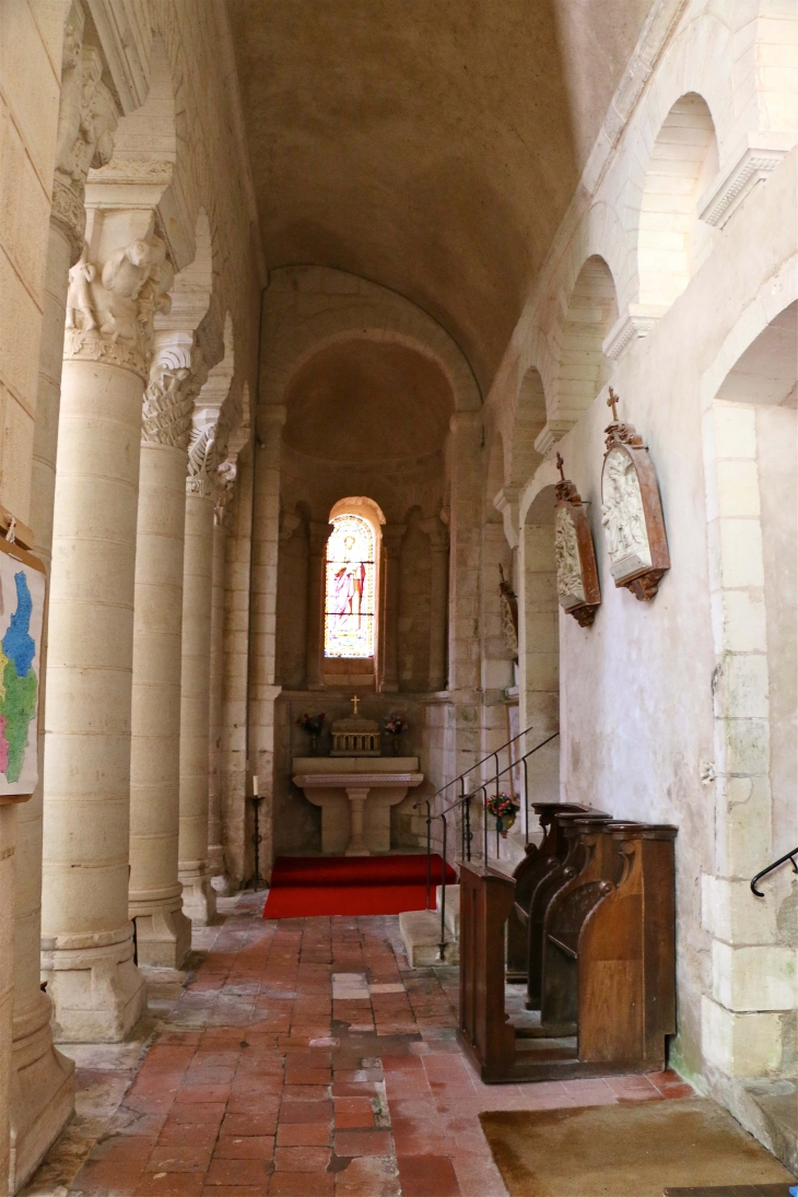Eglise Saint Genou (ancienne abbatiale). Intérieur du bas côté du Sud vers l'est. - Saint-Genou