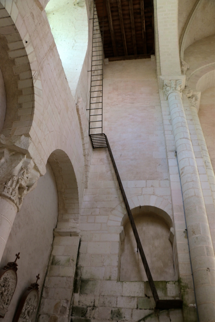 Eglise Saint Genou (ancienne abbatiale). L'échelle montant au clocher. - Saint-Genou