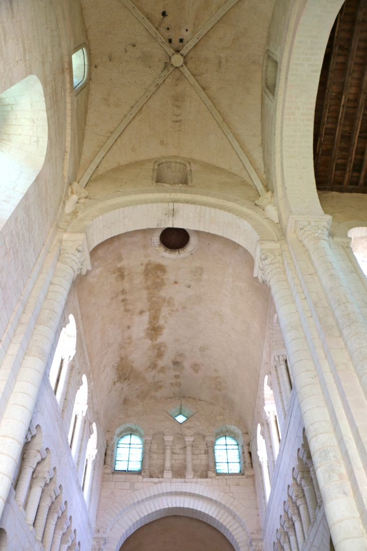 Eglise Saint Genou (ancienne abbatiale). le plafond de la nef. - Saint-Genou