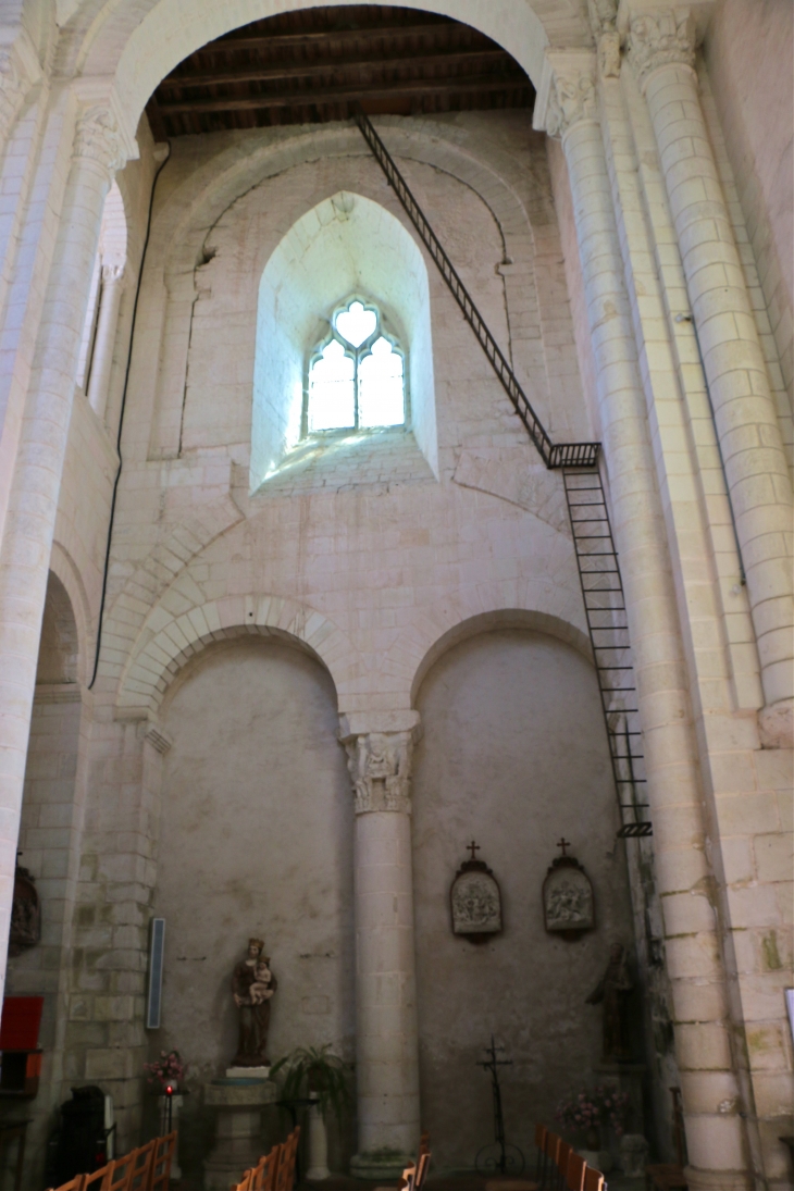 Eglise Saint Genou (ancienne abbatiale). L'échelle montant au clocher. - Saint-Genou