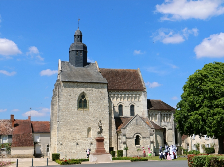 Eglise Saint Genou (ancienne abbatiale). Façade Sud. - Saint-Genou