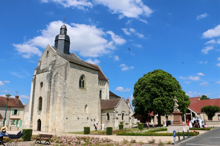 Eglise Saint Genou (ancienne abbatiale).  - Saint-Genou
