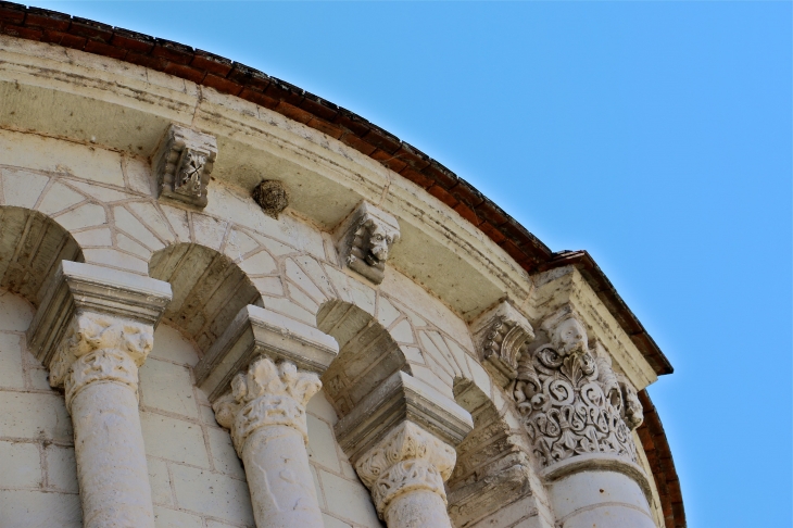 Eglise Saint Genou (ancienne abbatiale). Détail de la corniche de l'abside. - Saint-Genou