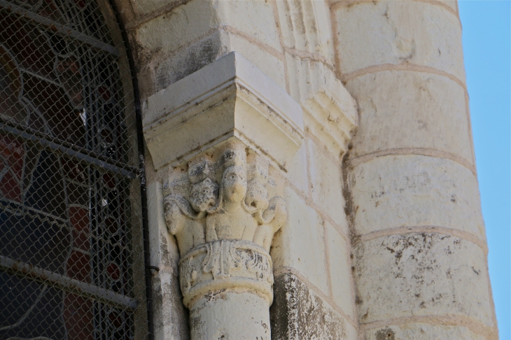 Eglise Saint Genou (ancienne abbatiale). détail chapiteau de l'abside. - Saint-Genou