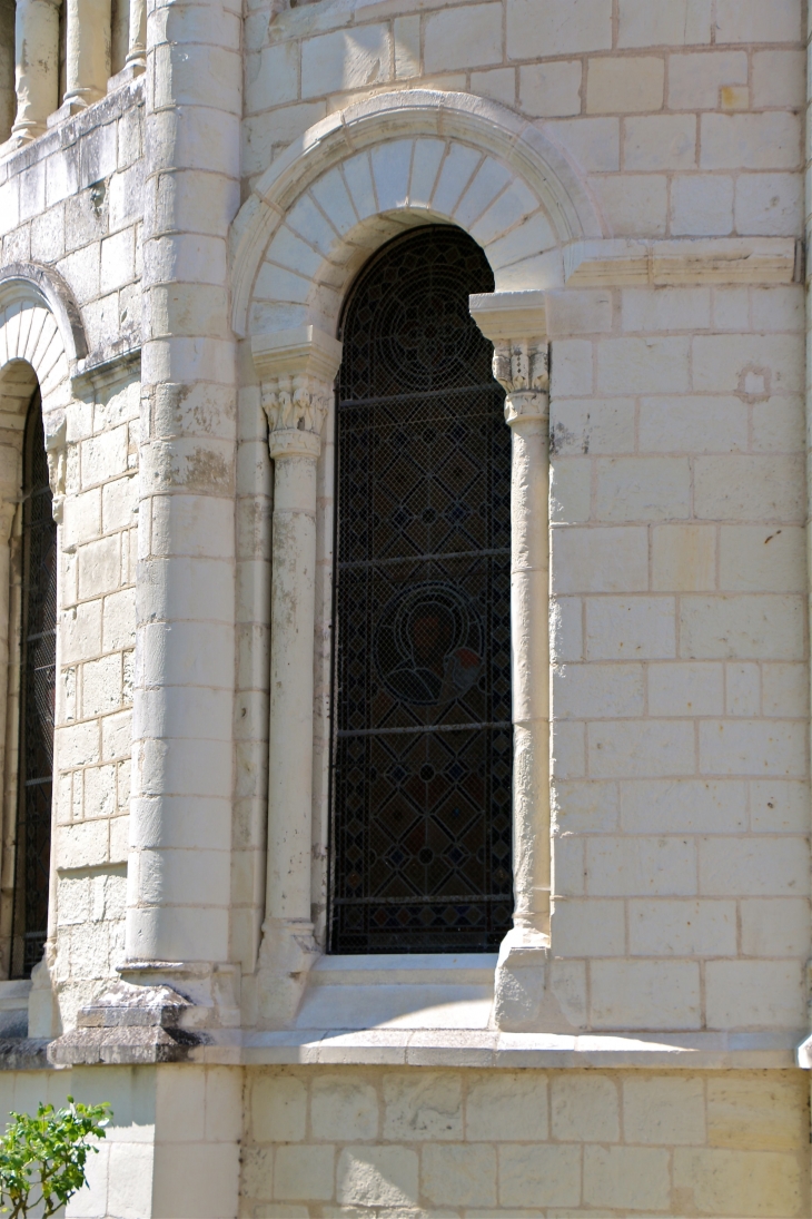 Eglise Saint Genou (ancienne abbatiale). fenêtre de l'abside. - Saint-Genou