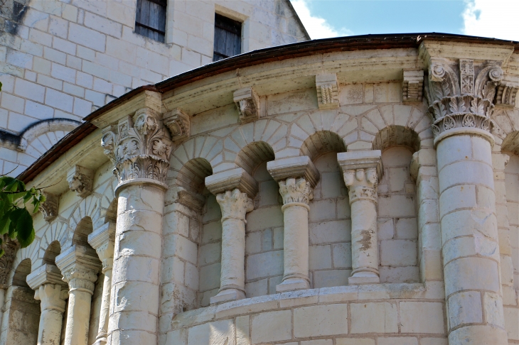 Eglise Saint Genou (ancienne abbatiale). Détail, chapiteaux, modillons de l'abside. - Saint-Genou