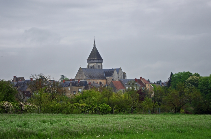 L'église Saint-Marcel.  La première église remonte au XIe siècle.   L'église Saint-Marcel a été remaniée pratiquement à toutes époques, et ce jusqu'à nos jours.  Le clocher-tour servait de donjon (XIVème). 