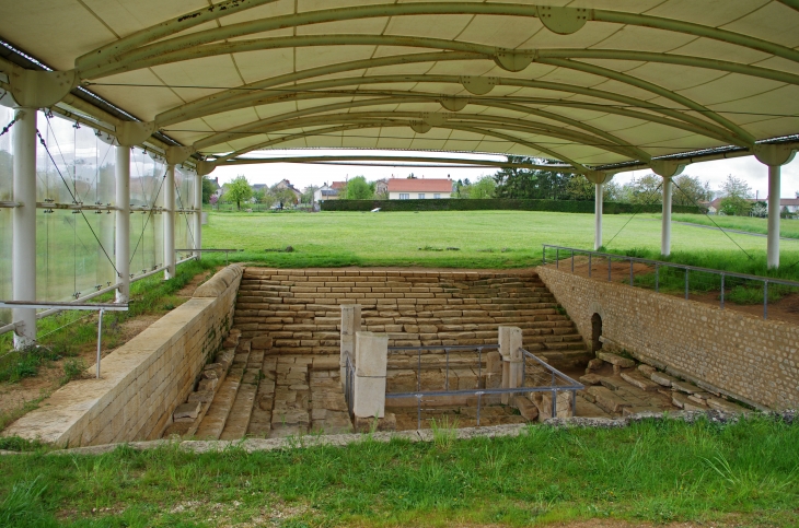 Argentomagus. La fontaine.  La fontaine a été construite à la fin du 1er siècle après J.-C. - Saint-Marcel