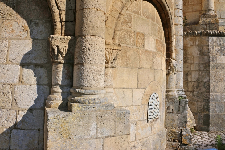 Eglise Saint Marcel : le chevet ou se trouve la crypte. - Saint-Marcel