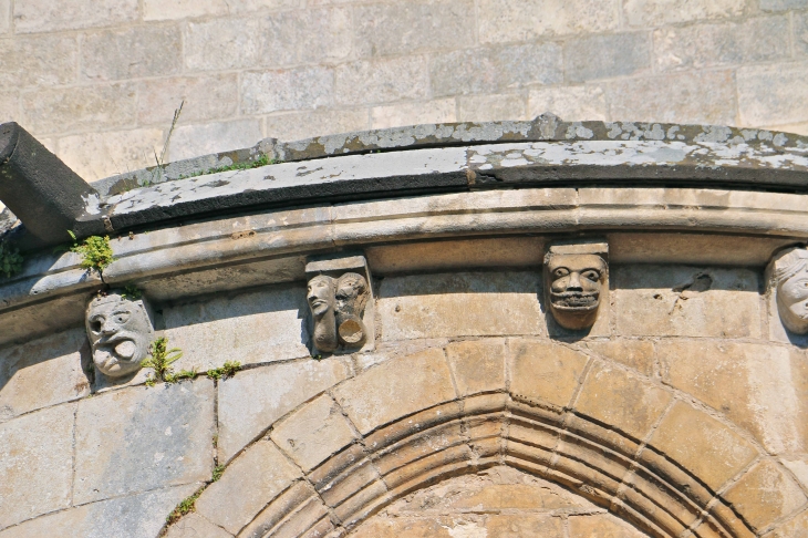 Les modillons de l'absidiole de l'église Saint Marcel. - Saint-Marcel
