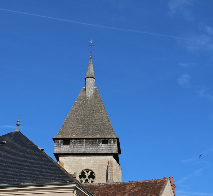 Le clocher beffroi en ogival fleuri datant du XVe et XVIe siècles de l'église Saint Marcel. - Saint-Marcel