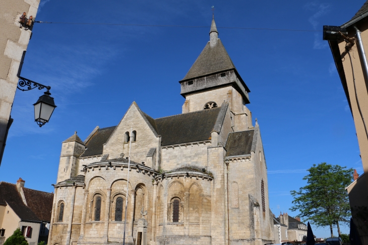 L'église Saint Marcel : vue d'ensemble avec le chevet et le clocher. - Saint-Marcel