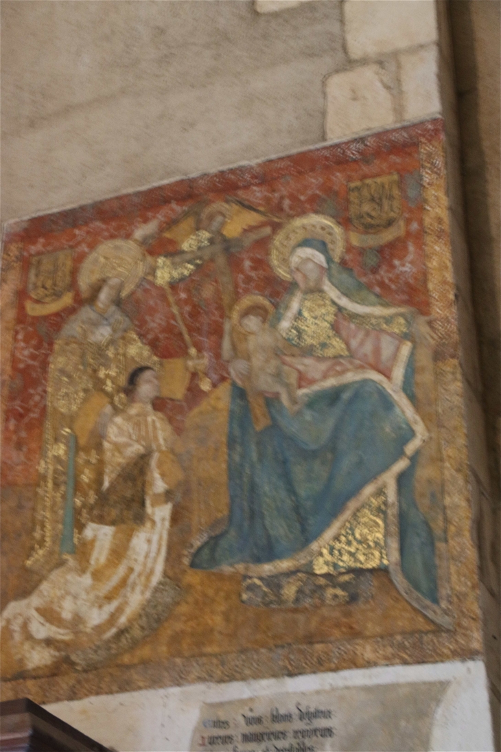 A l'intérieur de l'église Saint Marcel, belle fresque du XVIe siècle, représentant N.D. de Pitié, aux couleurs bleu azur, vert émeraude, ocre rouge et ton chair. - Saint-Marcel