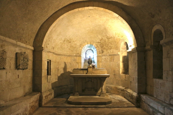 Eglise Saint Marcel : la crypte. Elle fut édifiée pour abriter le tombeau du romain Marcellus, martyrisé en 260. - Saint-Marcel