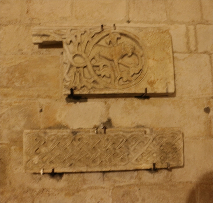 Eglise Saint Marcel : dans la crypte : pierre sculptée (crolingienne?) - Saint-Marcel