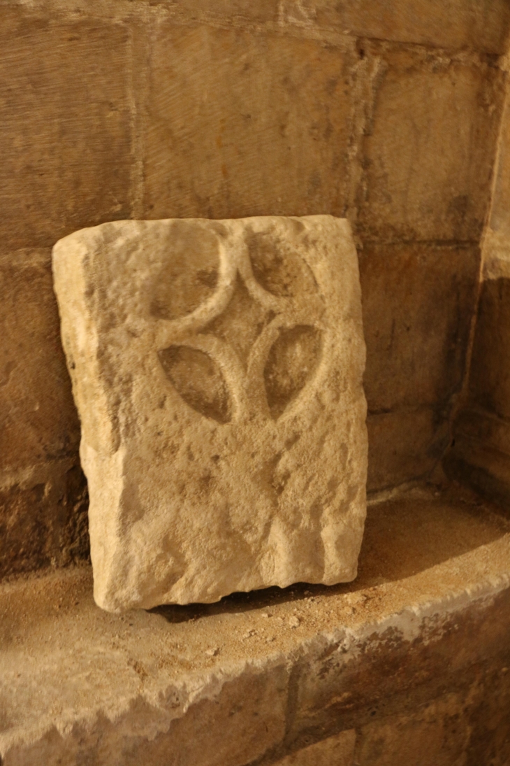 Eglise Saint Marcel : dans la crypte : pierre sculptée . - Saint-Marcel