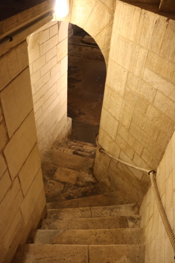 Eglise Saint Marcel : escalier descendant à la crypte. - Saint-Marcel