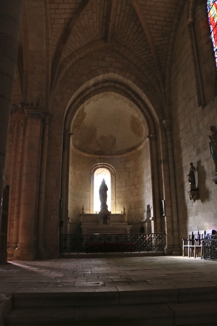 Eglise Saint Marcel : chapelle de la Vierge sous l'absidiole droite. - Saint-Marcel