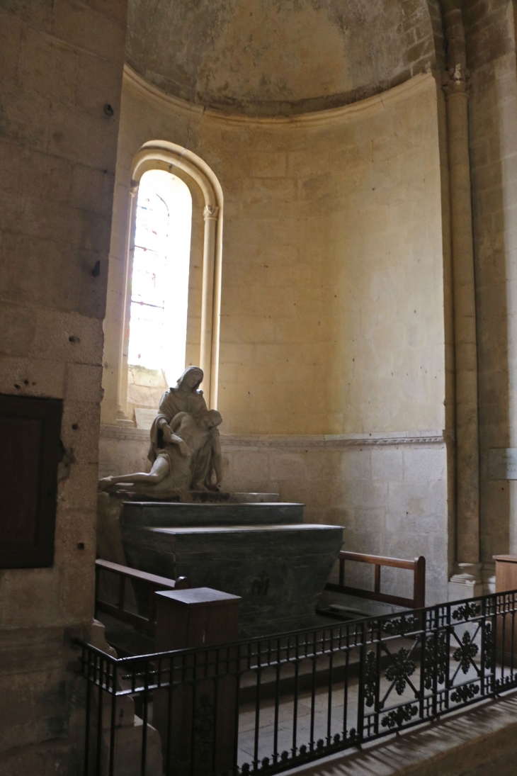 Pièta dans la chapelle Notre Dame de pitié (absidiole gauche). Eglise Saint Marcel. - Saint-Marcel