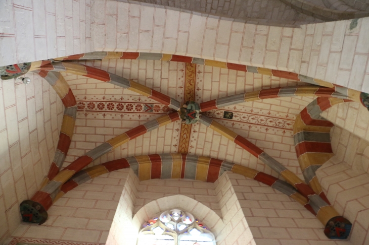 Clé-de-voûte restaurée avec deux anges portant un écusson dans la chapelle du Sacré-Coeur (transept gauche). - Saint-Marcel
