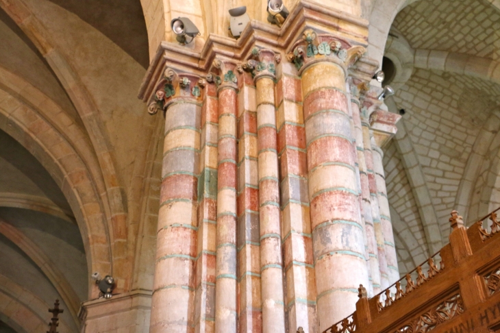 Eglise Saint Marcel : on remarque la beauté architecturale du massif pilier à multicolonettes à l'entrée du choeur. - Saint-Marcel