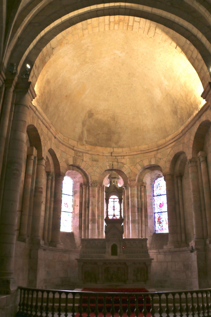 Chapelle axiale du XIIe siècle. Les trois vitraux sont de l'atelier Fournier et datent de 1886. - Saint-Marcel