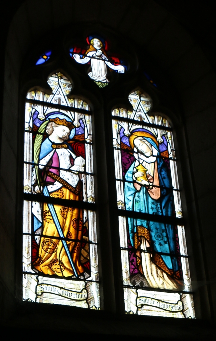 Eglise Saint Marcel : vitraux, Sainte Catherine et sainte Madeleine (1920). - Saint-Marcel