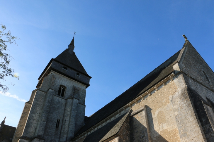 Eglise Saint Marcel : la tour clocher massive qui autrefois servait de donjon. - Saint-Marcel