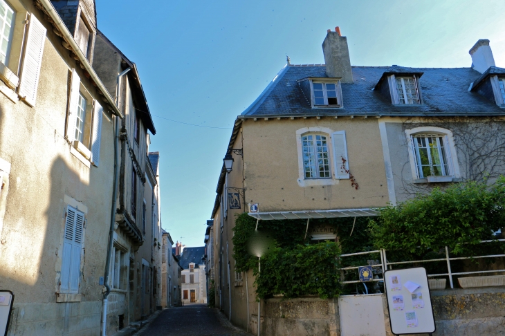 Rue du Carroir, avec sa maison à gauche à colombage. - Saint-Marcel