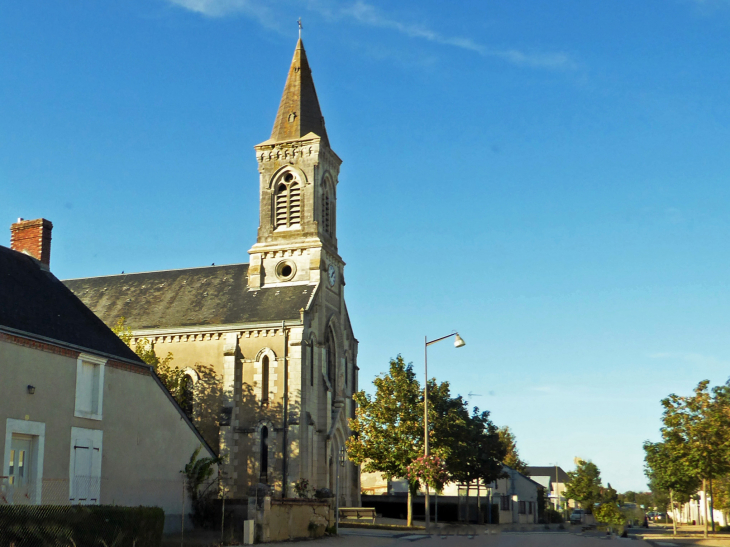L'église dans la rue principale - Sainte-Lizaigne