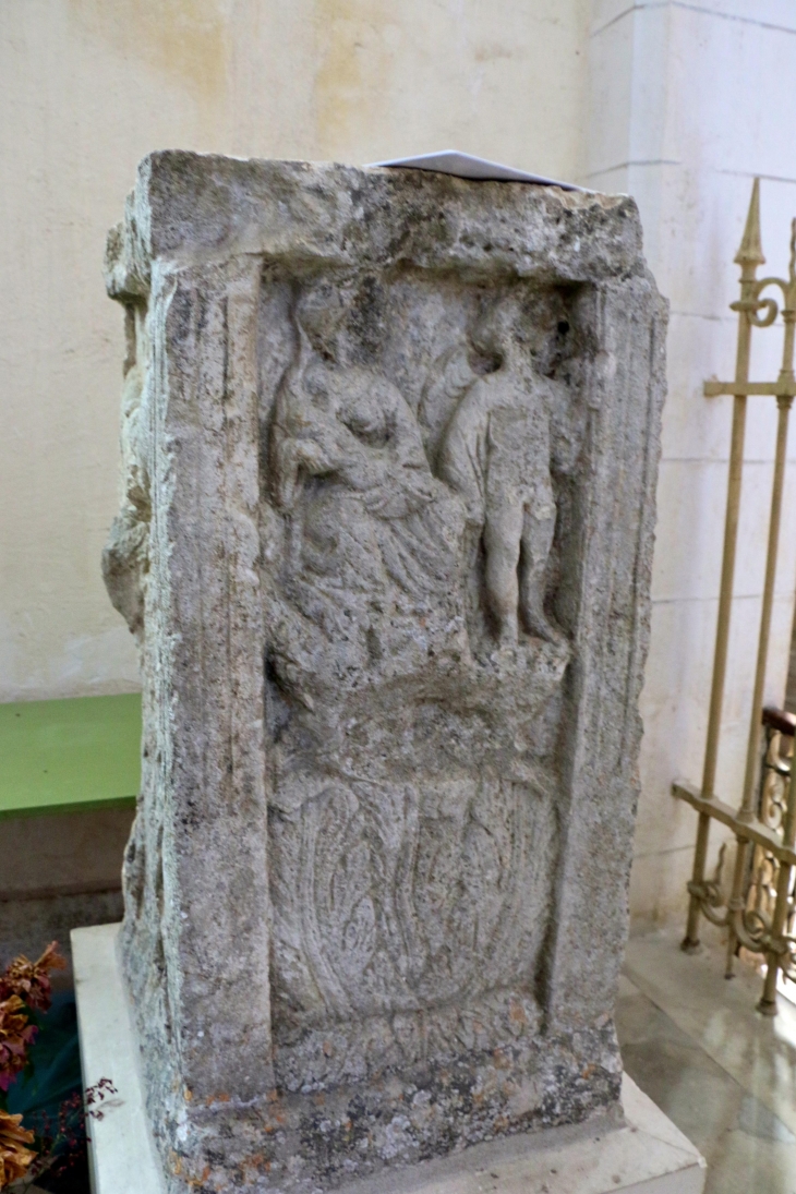 Autel votif gallo-romain découvert en 1856 dans le sol, lors de la démolition de l'église romane. Face gauche Nord. - Vendœuvres