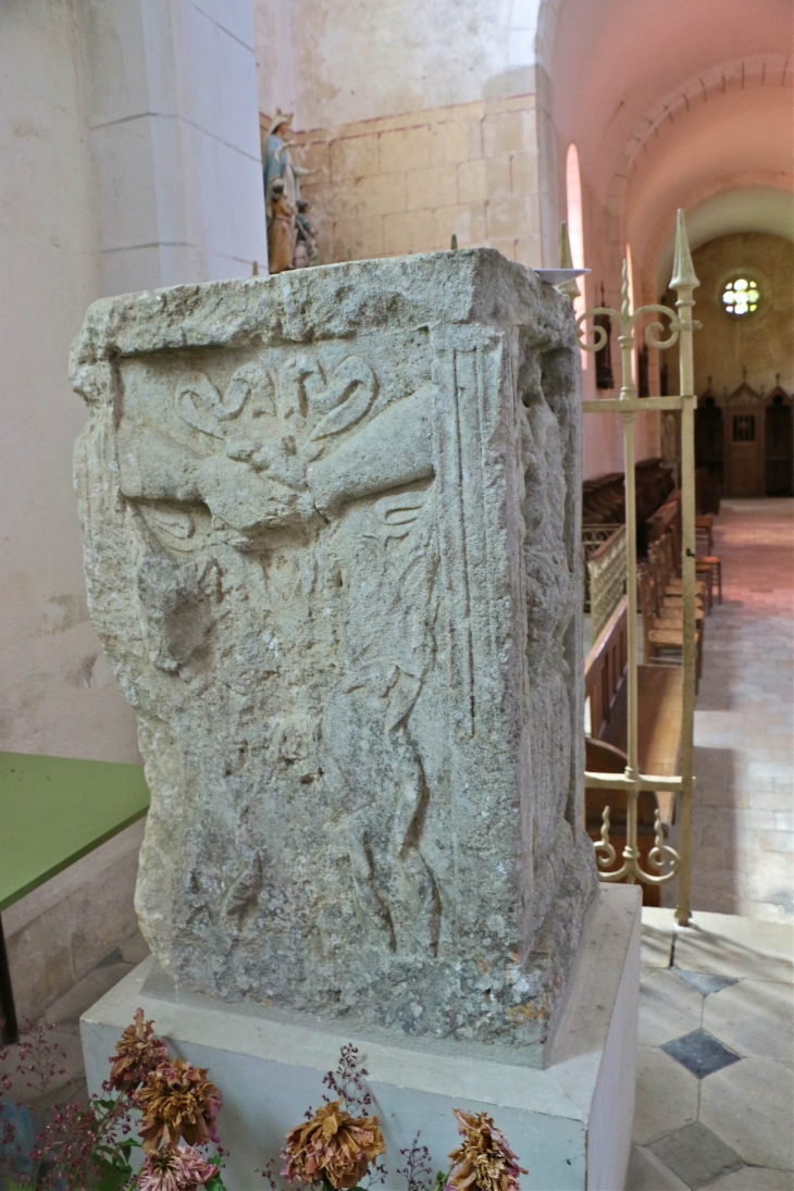 Autel votif gallo-romain découvert en 1856 dans le sol, lors de la démolition de l'église romane. Face arrière Est. - Vendœuvres