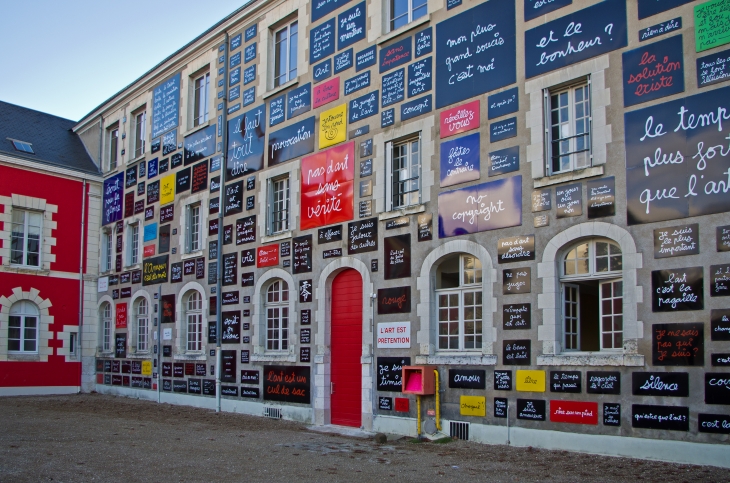 Le mur de Ben (1995). 6, rue Franciade.  Le mur de Ben se situe entre les salles de classe et les ateliers des écoles de musique et d’art.   Il s’agit d’une commande publique de la Ville de Blois et du Ministère de la Culture et de la Communication. 