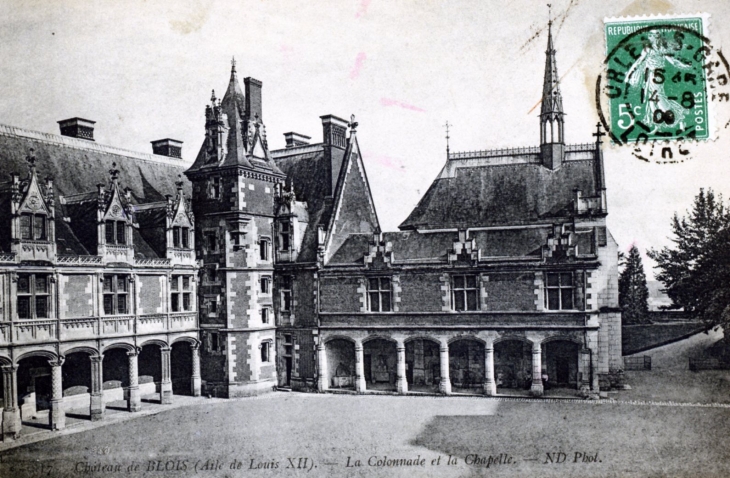 Le château (Aile de Louis XII) - La Colonnade et la Chapelle, vers 1908 (carte postale ancienne). - Blois