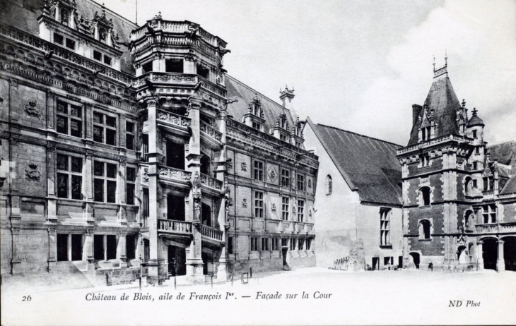 Aile de François 1er - Façade sur la Cour, vers 1910 (carte postale ancienne). - Blois