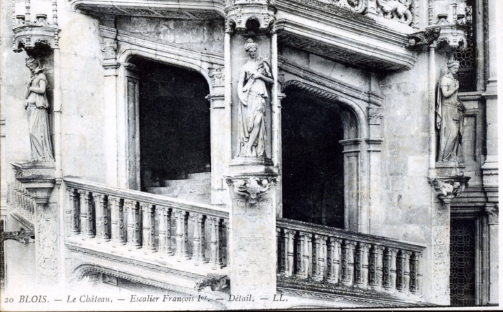 Escalier françois 1er, vers 1910 (carte postale ancienne). - Blois