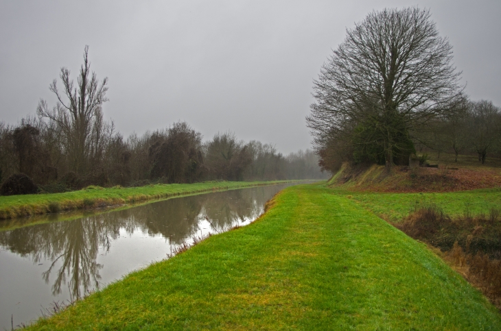 Châtillon-sur-Cher (Loir-et-Cher) La Rouère. Le canal du Berry.
