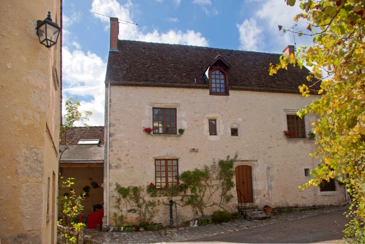Au centre du hameau du Vivier, une maison très ancienne avec fenêtres moulurées, meneaux et porte du XVIème siècle.  - Cour-sur-Loire