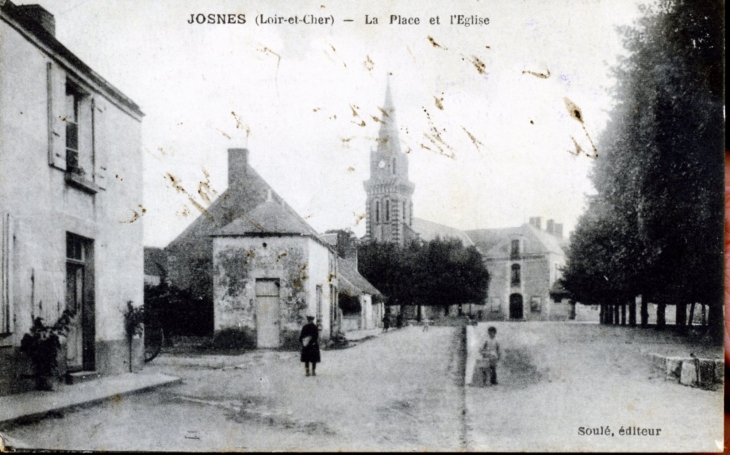 La Place et l'église, vers 1919 (carte postale ancienne). - Josnes