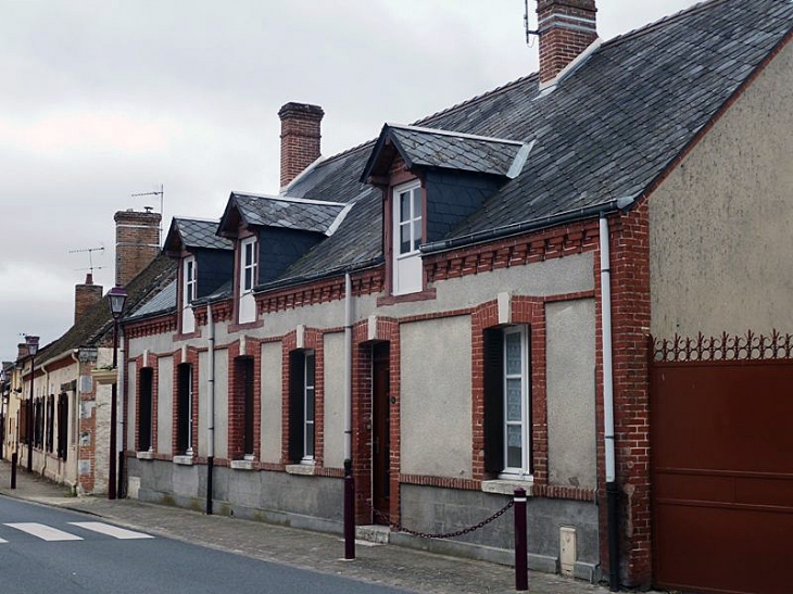 Une rue du village - Marcilly-en-Gault