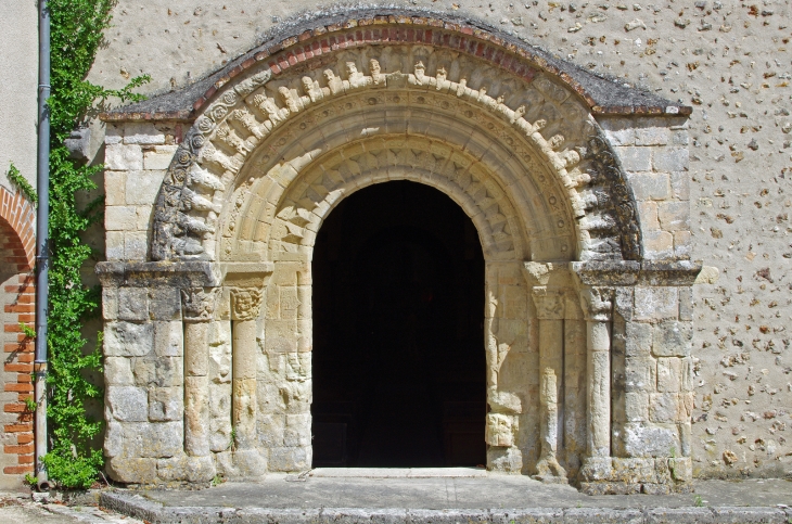 Eglise Notre-Dame.  Le très beau portail roman de l’église de Mesland date du 12e siècle. Il porte 27 têtes de barbus représentant les vieillards de l’Apocalypse.  