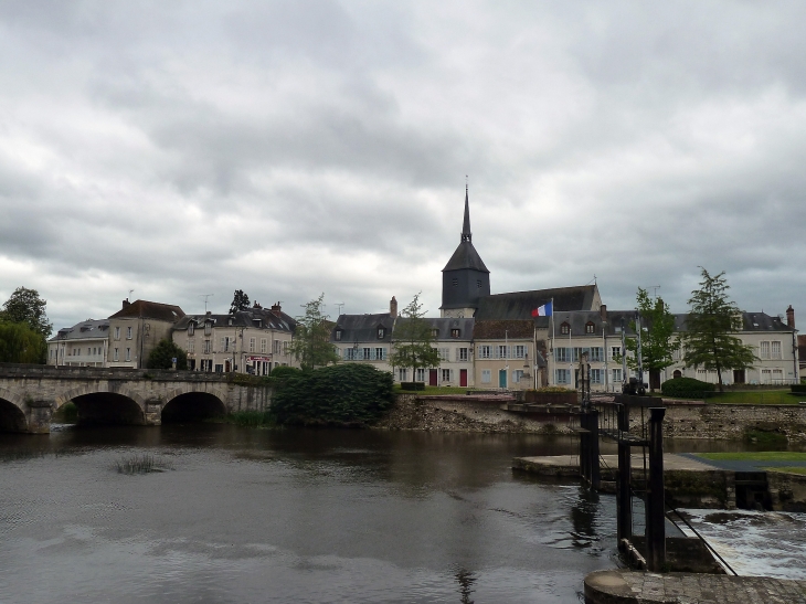 Vue sur le pont et Saint Etienne - Romorantin-Lanthenay