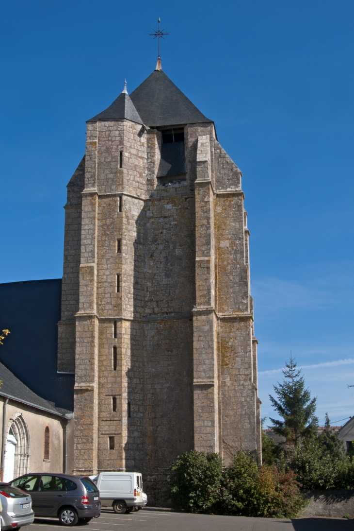 Saint-Léonard-en-Beauce (Loir-et-Cher).  L'église date des XIIe et XIIIe siècles ; Elle fut au Moyen âge la possession des moines de l'abbaye de Bourg-Moyen à Blois.   La magnifique tour du clocher, œuvre de Jean de Beauce, date de 1524.
