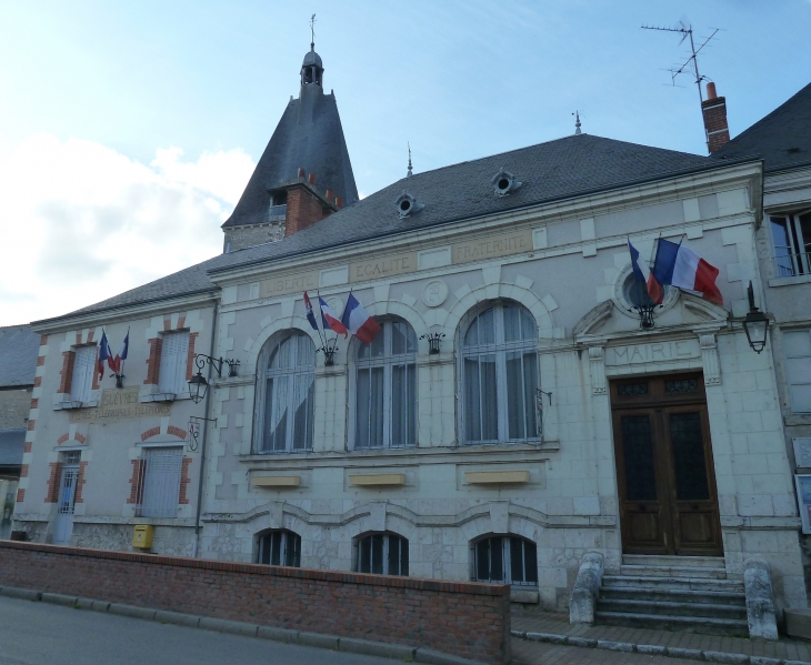Poste, mairie et clocher - Suèvres