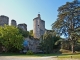 Les ruines du château médiéval (XIIe et le XVe siècle) construit par la famille Bourbon-Vendôme.