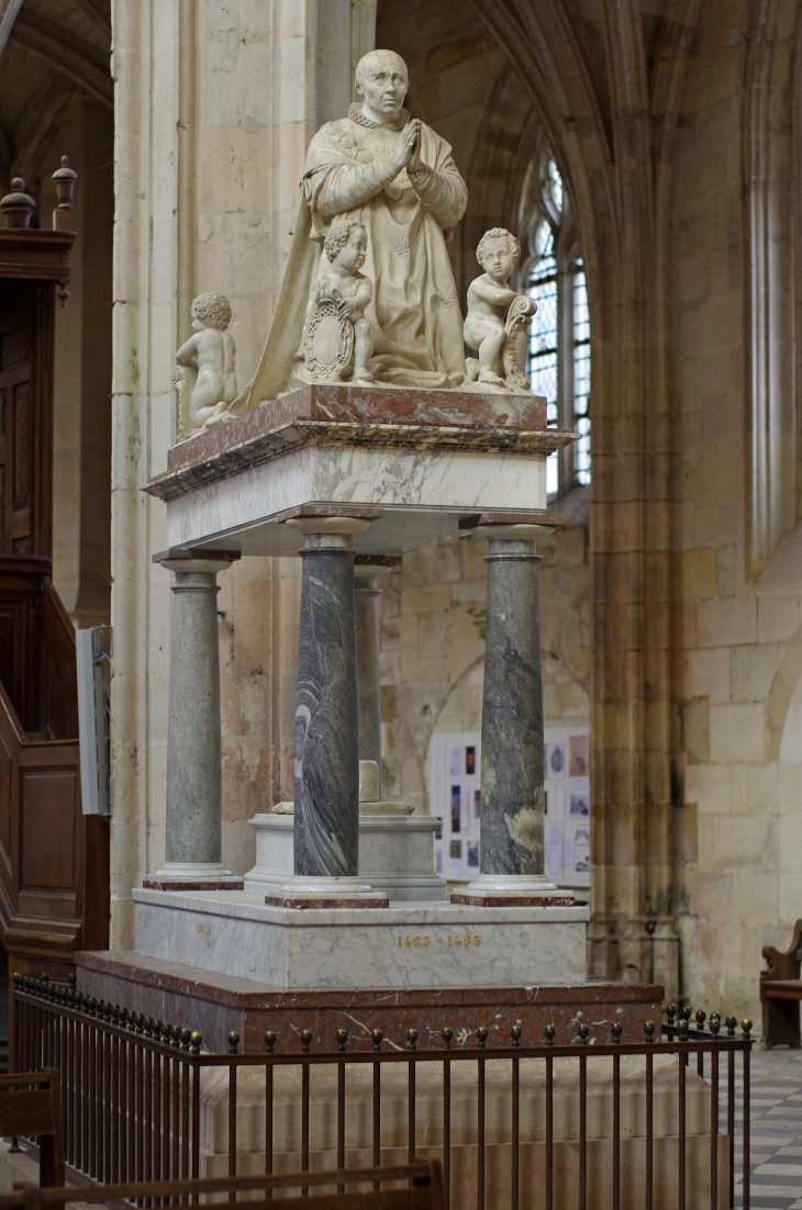 Basilique Notre-Dame de Cléry. Le tombeau de Louis XI (1423-1483) : roi de 1461 à 1483.  - Cléry-Saint-André