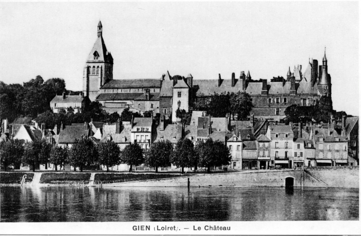 Le Château, vers 1920 (carte postale ancienne). - Gien