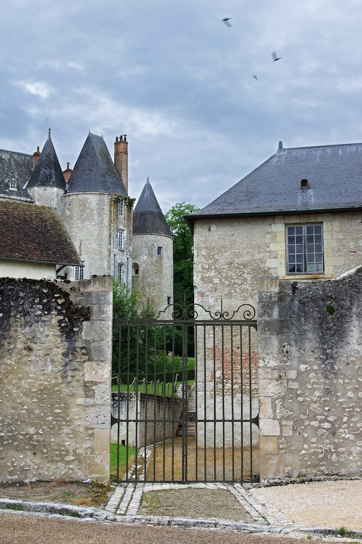  Le château.  Le château de Meung fut jusqu'à la révolution la résidence des évêques d'Orléans.  Le château servit aussi de prison.   François Villon y fut enfermé et torturé.   - Meung-sur-Loire