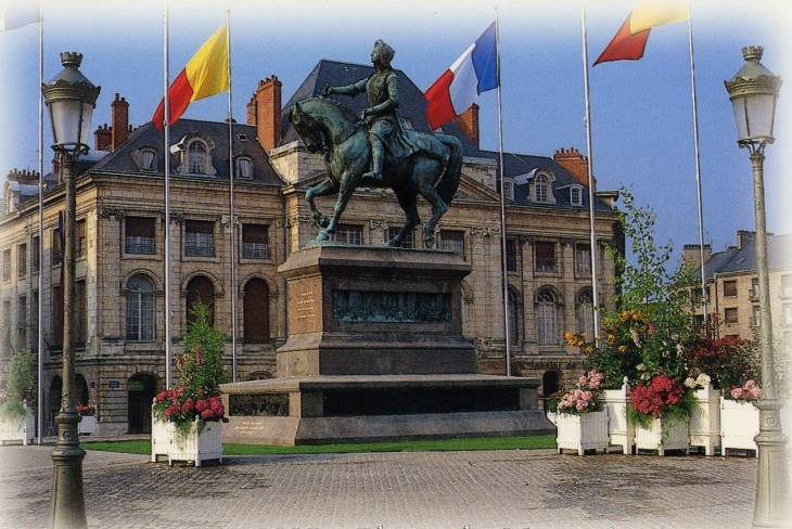 Place-du-martroi-carte-postale-de-1980 - Orléans